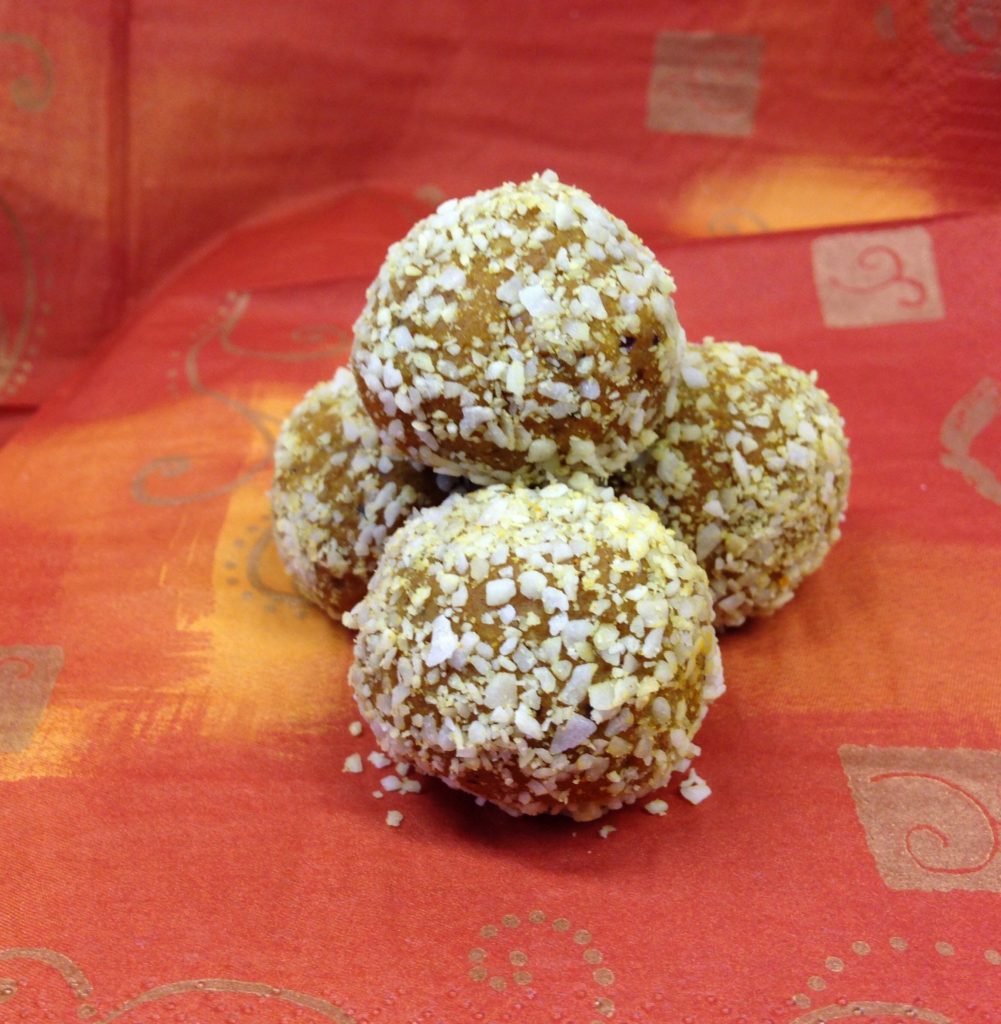 Goldene Kurkuma Kokos Energiebällchen mit Datteln