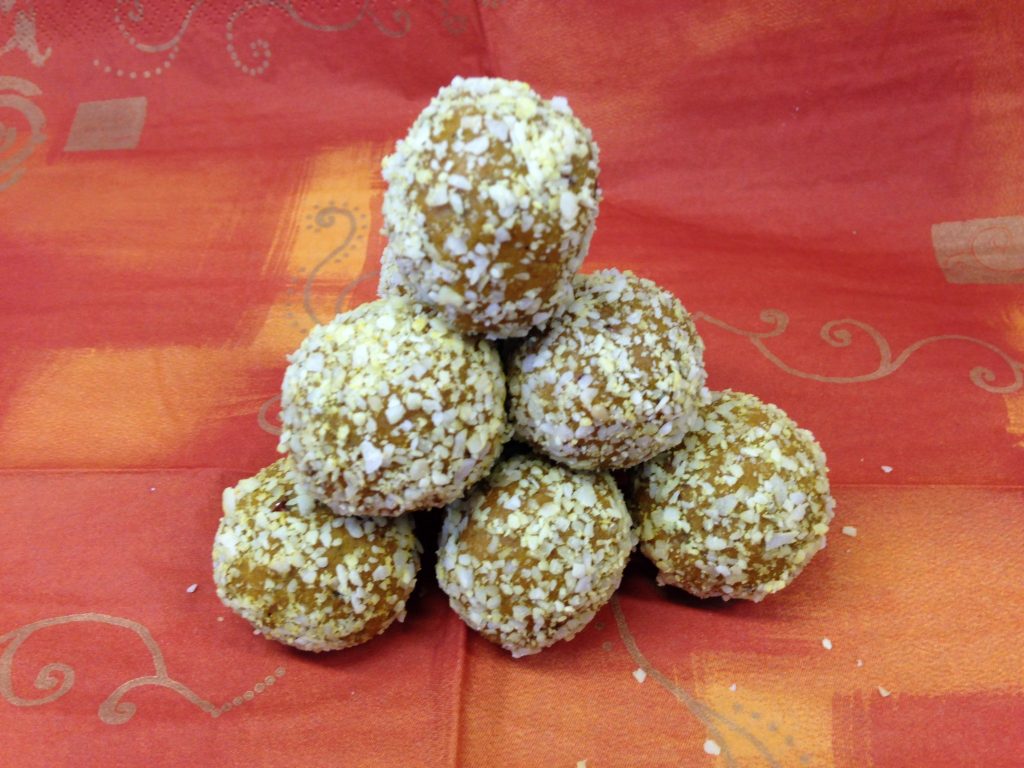 Goldene Kurkuma Kokos Energiebällchen mit Datteln