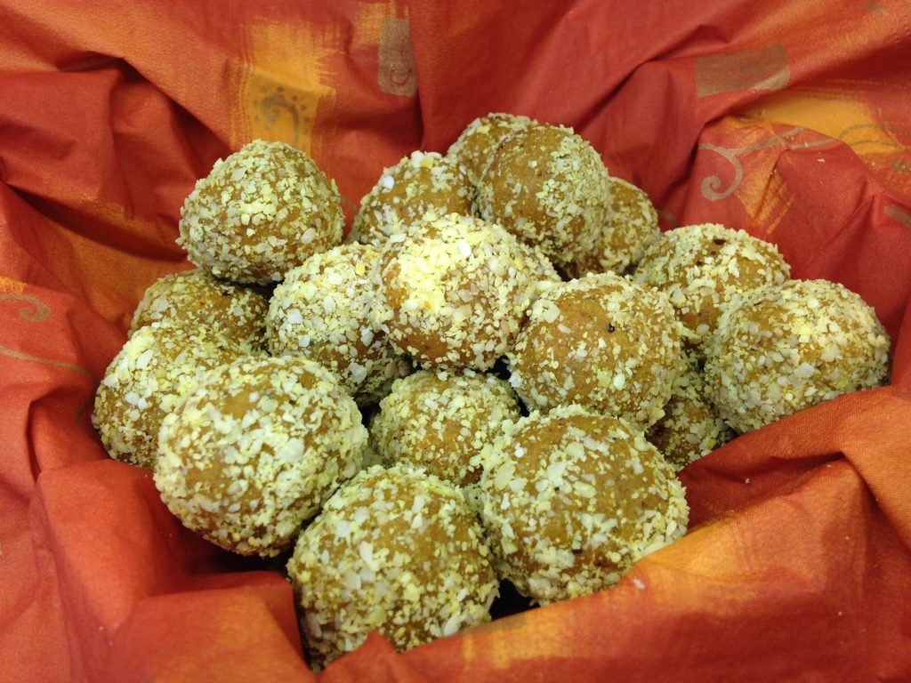 Goldene Kurkuma Kokos Energiebällchen mit Datteln