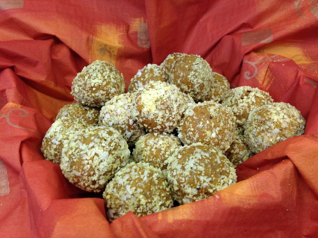 Goldene Kurkuma Kokos Energiebällchen mit Datteln