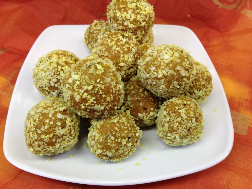 Goldene Kurkuma Kokos Energiebällchen mit Datteln