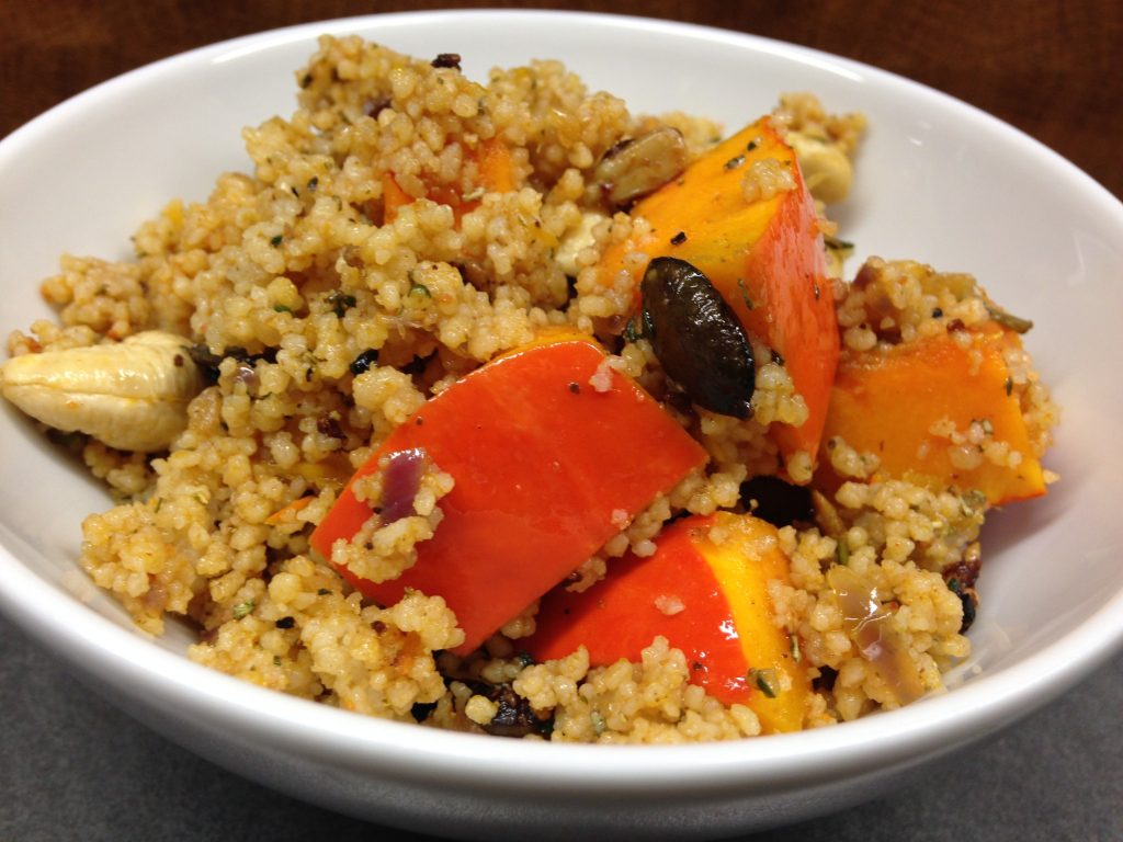 Hirse Salat mit Kürbis, Datteln und Cashewkernen