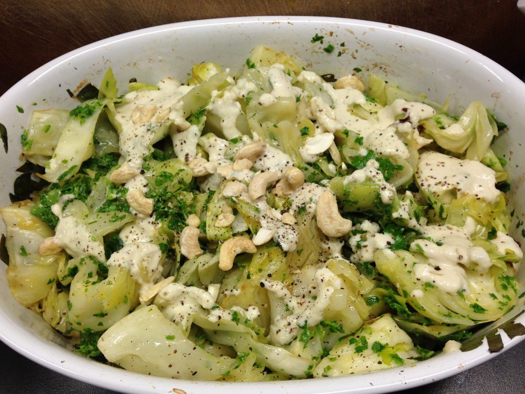 Spitzkohl mit Cashew Zitronen Knoblauch Dressing