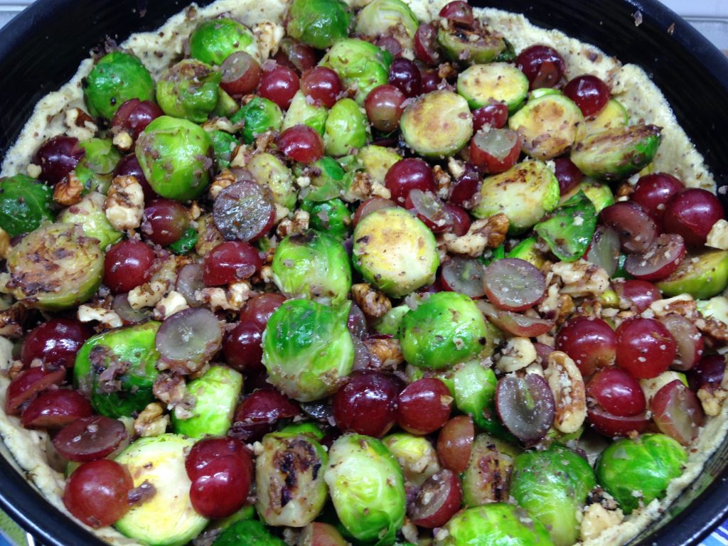 Rosenkohl Tarte mit Weintrauben und Walnüssen