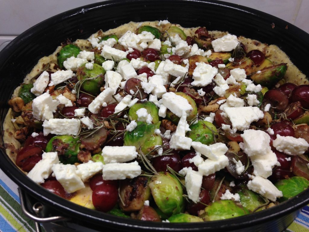 Rosenkohl Tarte mit Weintrauben und Walnüssen