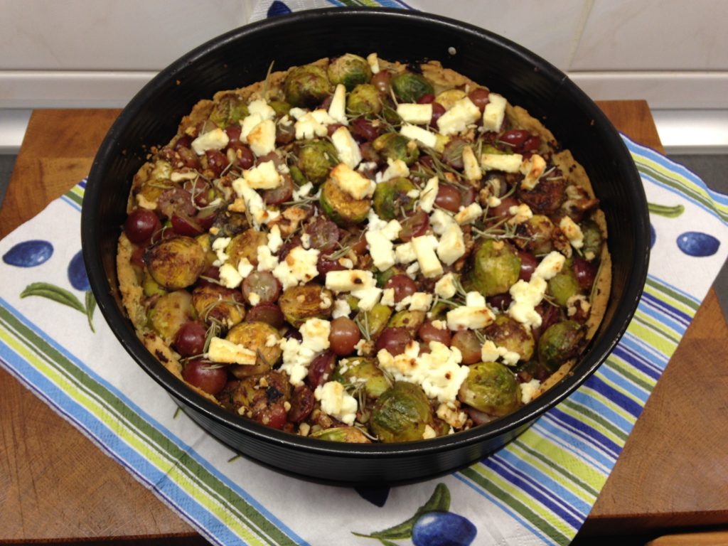 Rosenkohl Tarte mit Weintrauben und Walnüssen