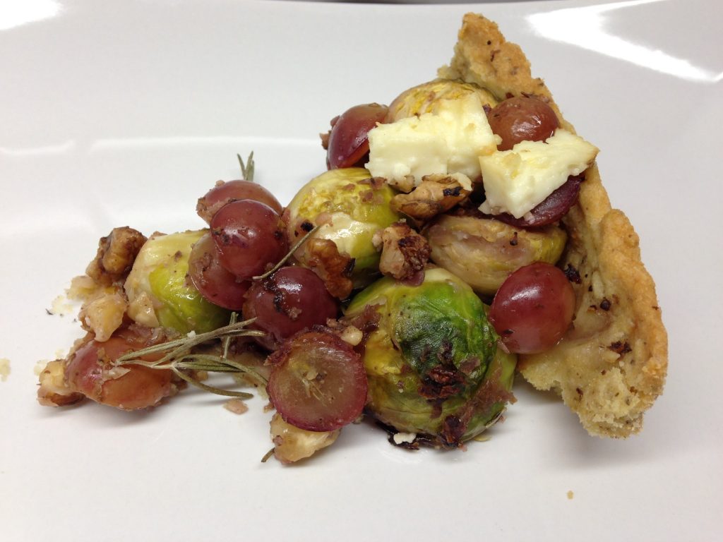 Rosenkohl Tarte mit Weintrauben und Walnüssen