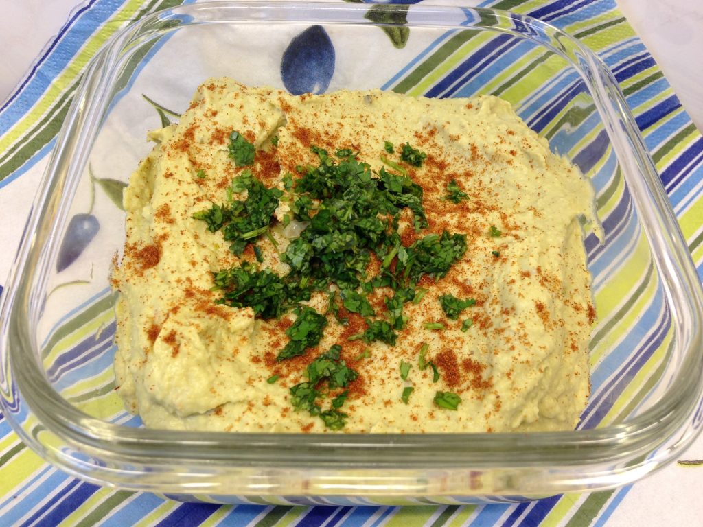 Avocado Hummus aus Kichererbsen, Avocado und Tahini