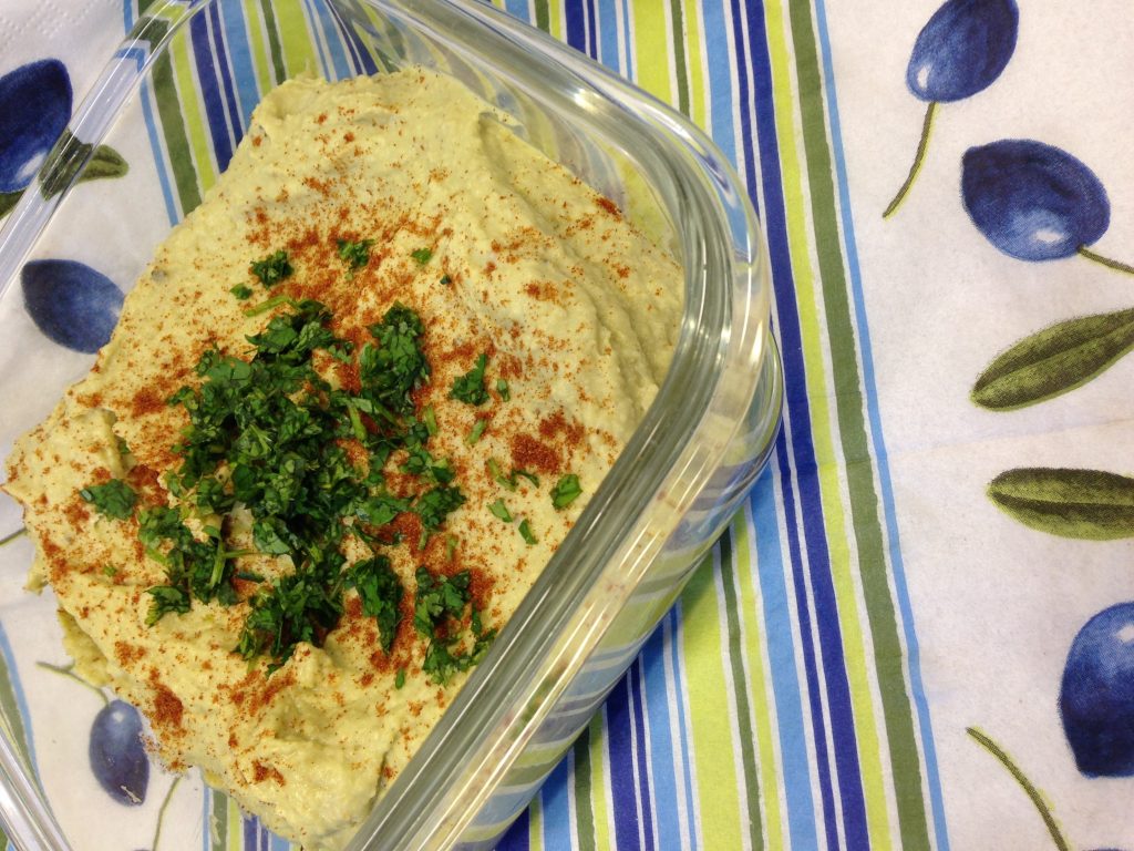 Avocado Hummus aus Kichererbsen, Avocado und Tahini