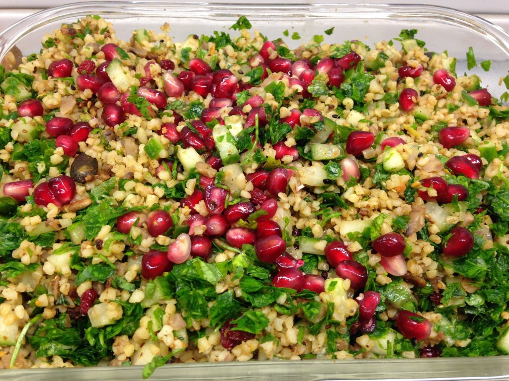 Hirse Salat mit Maronen, Nüssen, Gewürzen und Kräutern