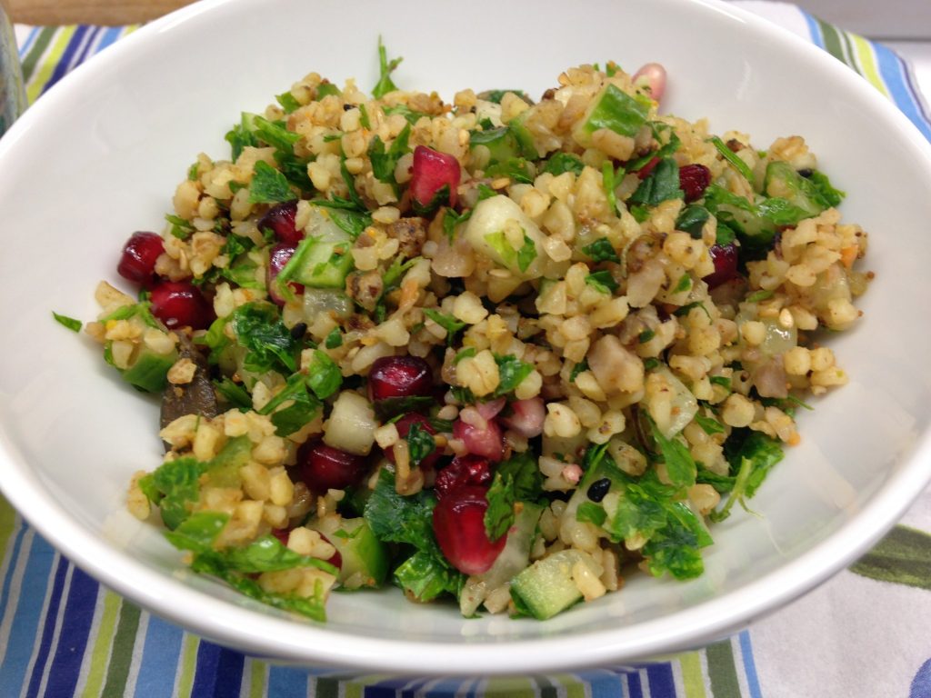 Hirse Salat mit Maronen, Nüssen, Gewürzen und Kräutern