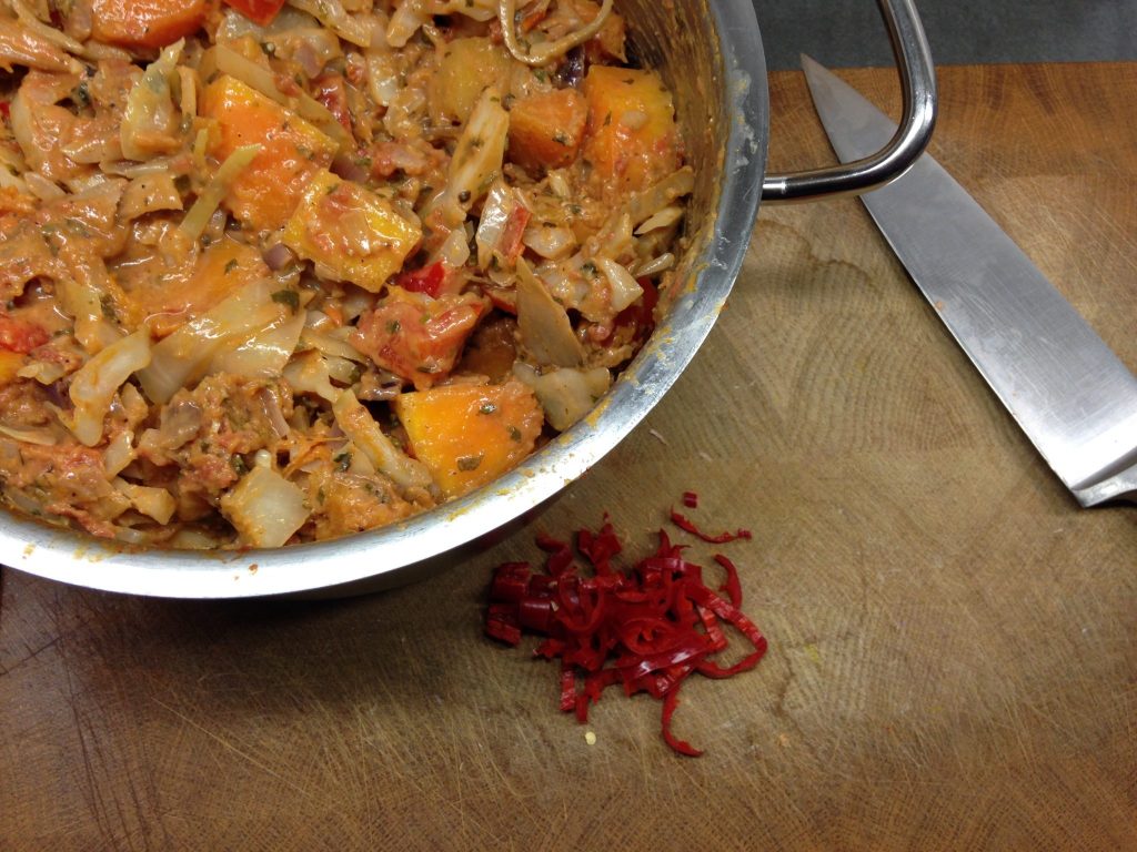 Afrikanischer Kürbis Eintopf mit Erdnuss und Chili