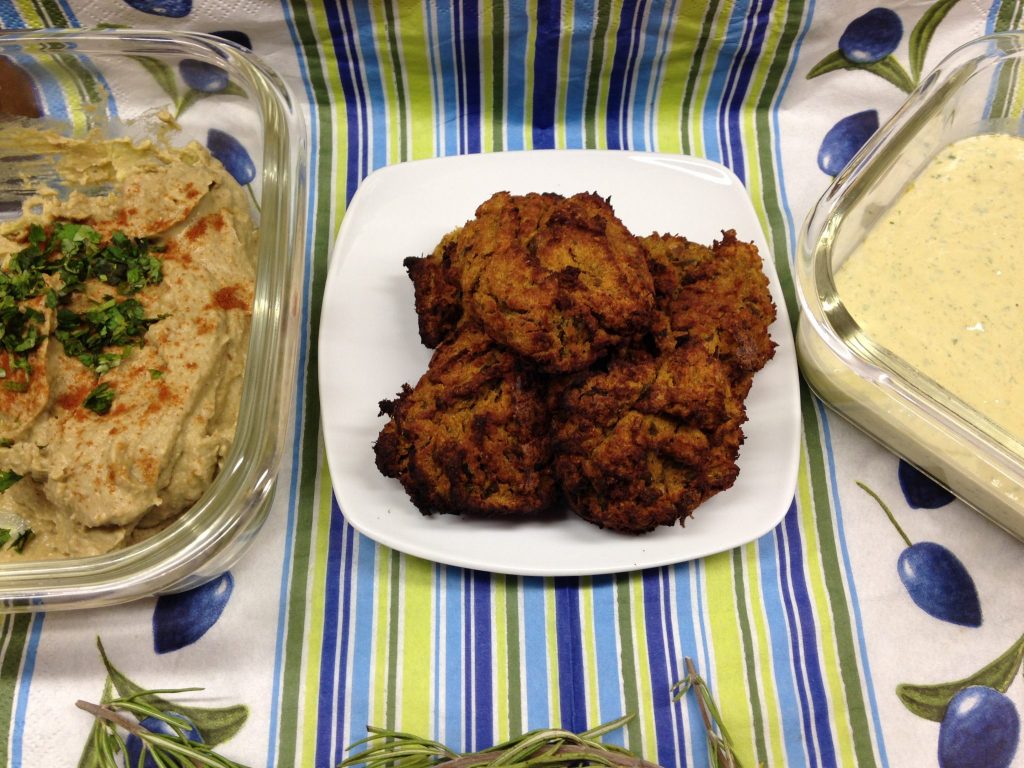 Kürbis Kichererbsen Falafel mit Tahini Chili Dip und Avocado Hummus
