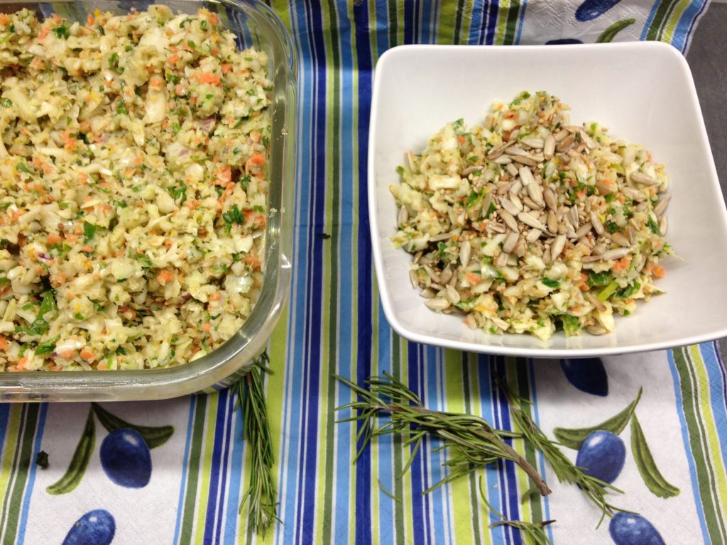 Weißkraut Salat mit Koriander und Orangen Tahini Dressing