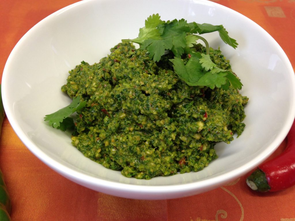 Thai Koriander Pesto mit Chili und Erdnüssen