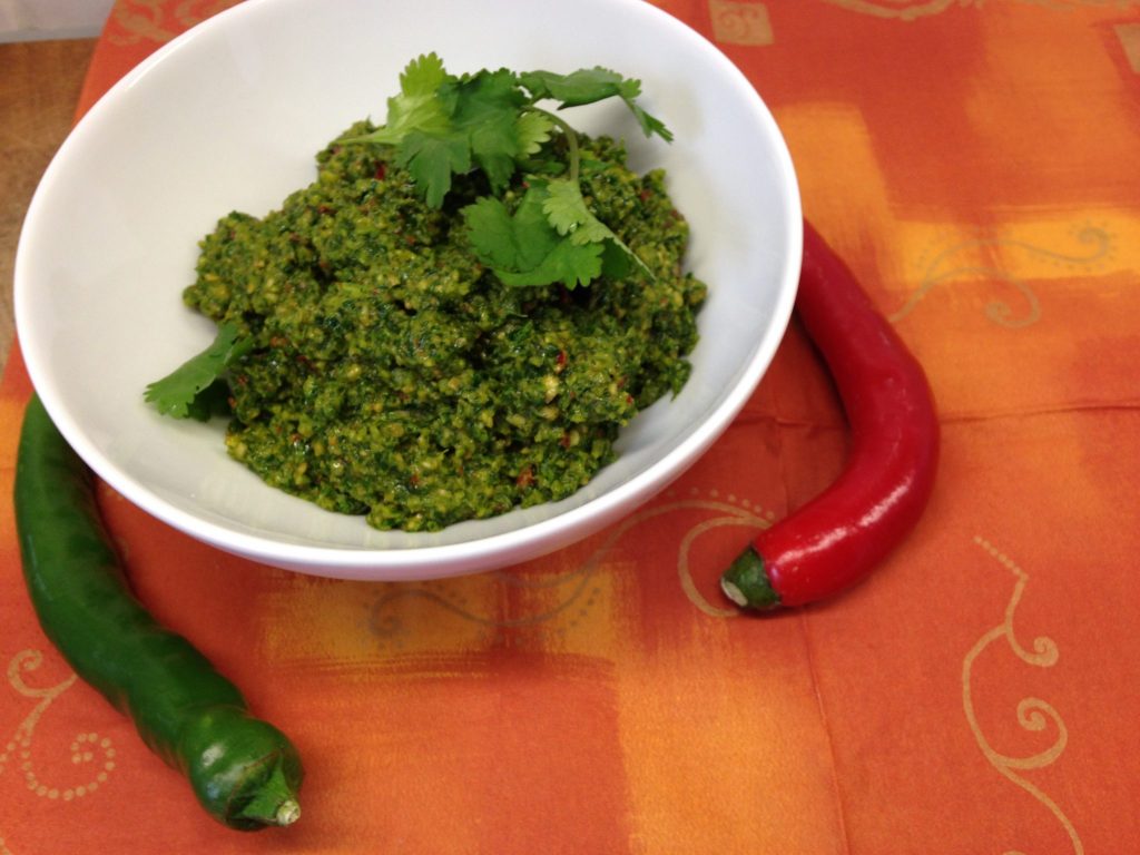Thai Koriander Pesto mit Chili und Erdnüssen