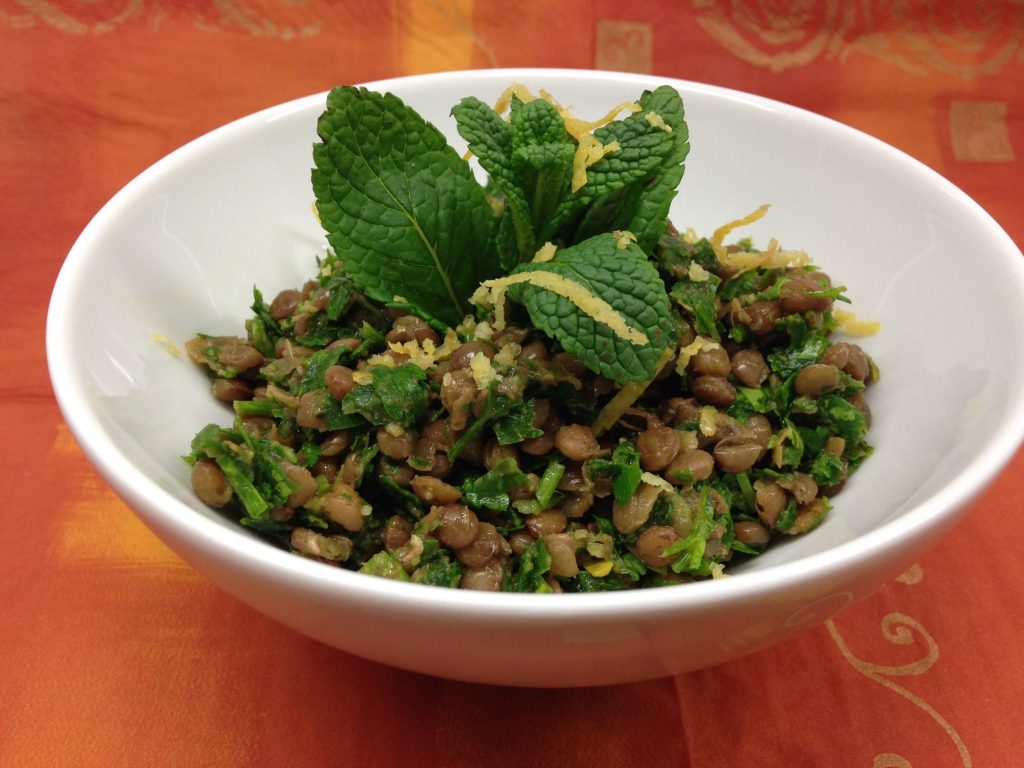 Libanesischer Linsen Salat mit Knoblauch, Petersilie und Minze
