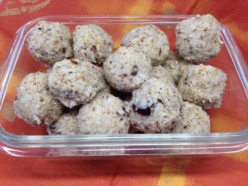 Kokosnuss Energiebällchen mit Erdmandeln, Datteln und Chaat Masala