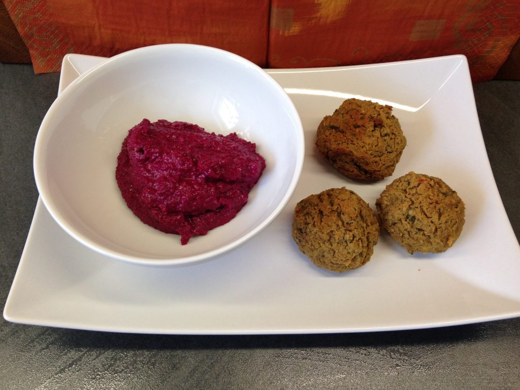 Blumenkohl Bohnen Mandel Falafel mit Rote Bete Dip