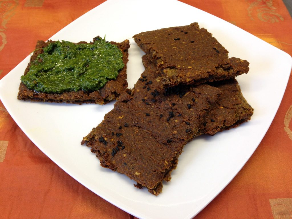 Rohkost Brot mit Koriander Pesto 