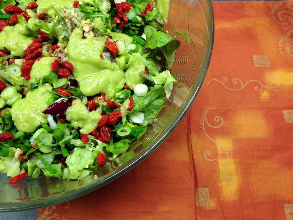 Gemischter Salat mit Goji Beeren, Walnüssen und Avocado Orangen Dressing