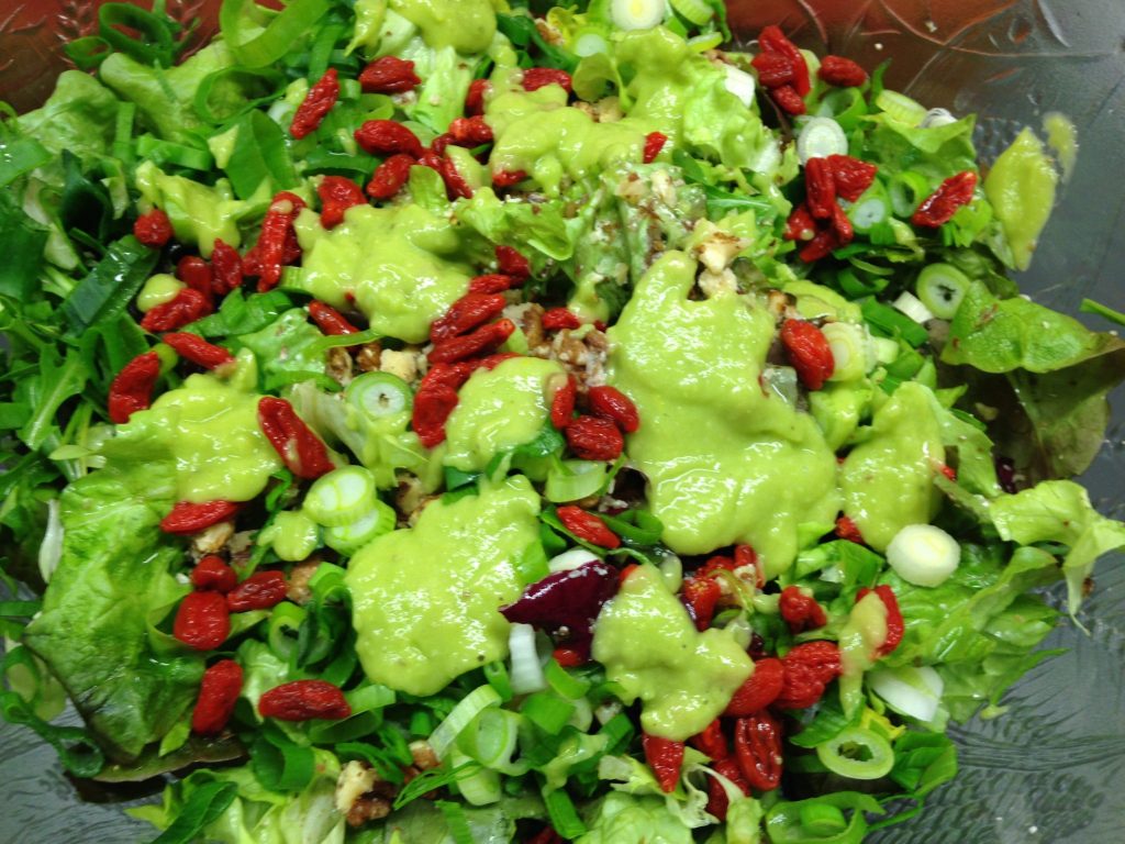 Gemischter Salat mit Goji Beeren, Walnüssen und Avocado Orangen Dressing