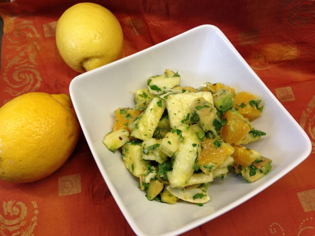 Avocado Ananas Salat mit Chili und Kokosnuss