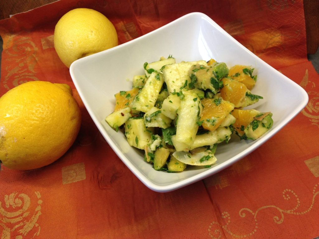 Avocado Ananas Salat mit Chili und Kokosnuss