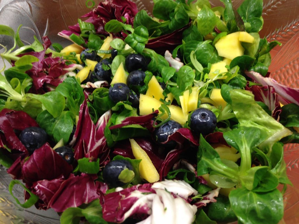 Feldsalat mit Blaubeeren, Mango