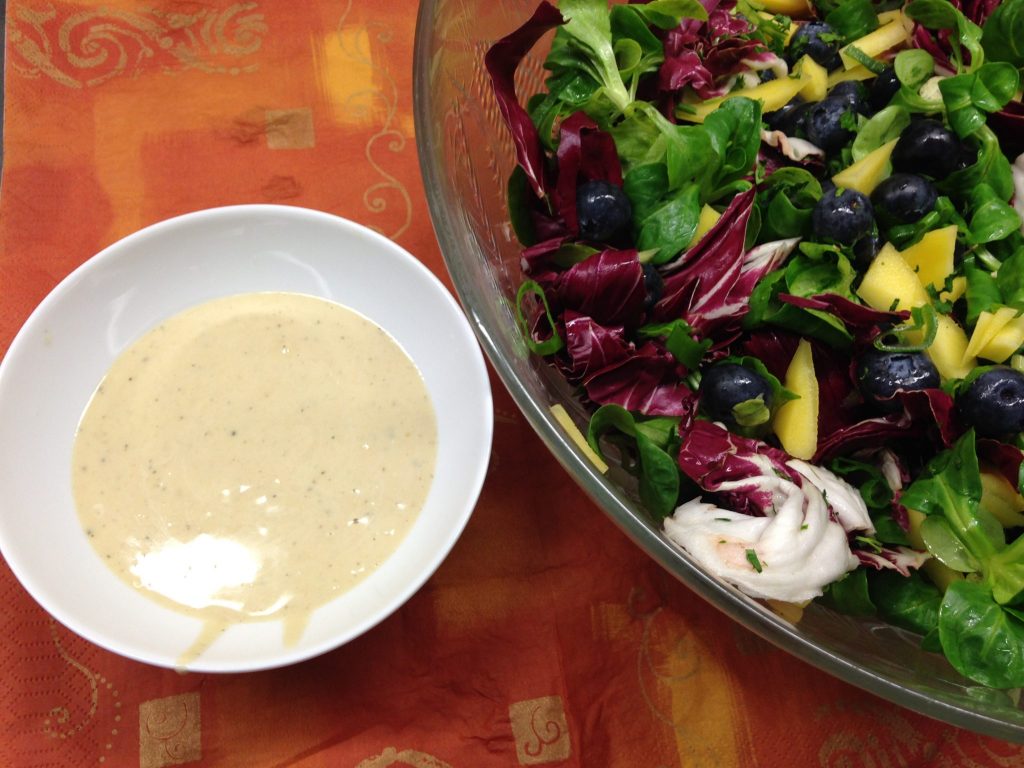 Feldsalat mit Blaubeeren, Mango