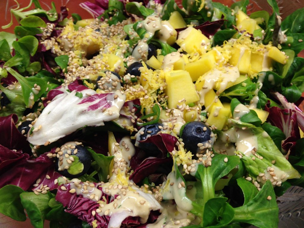Feldsalat mit Blaubeeren, Mango und Ingwer Tahini Dressing
