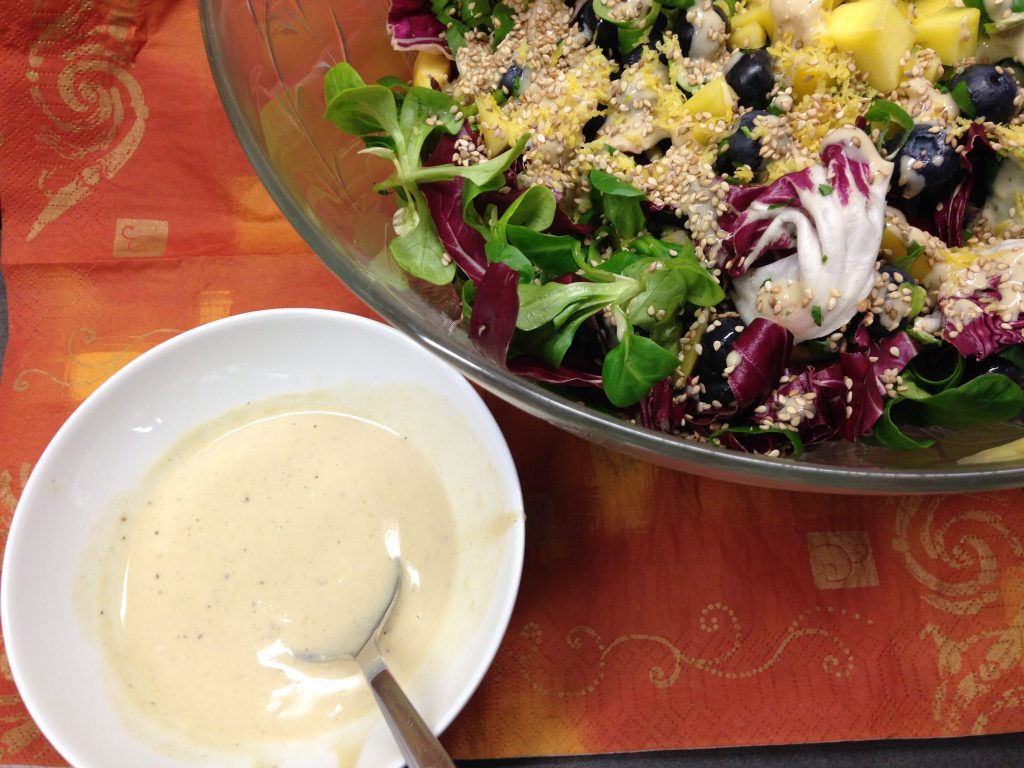 Feldsalat mit Blaubeeren, Mango und Ingwer Tahini Dressing