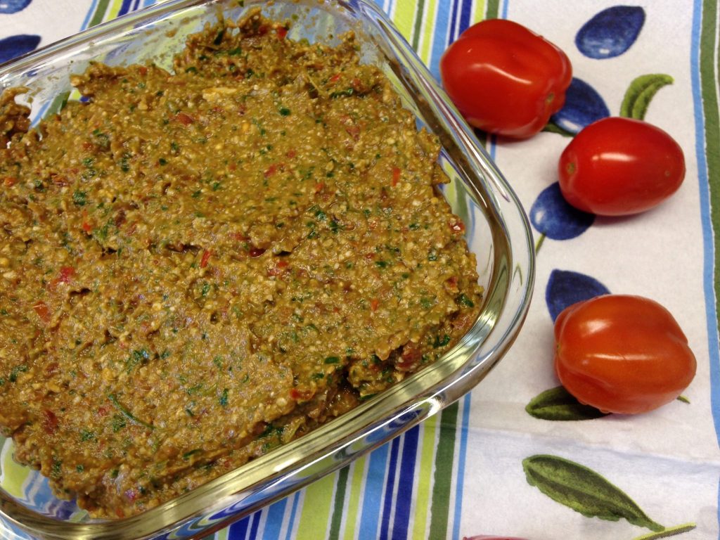 Tomaten Pesto mit Cranberries, Sesam und Minze
