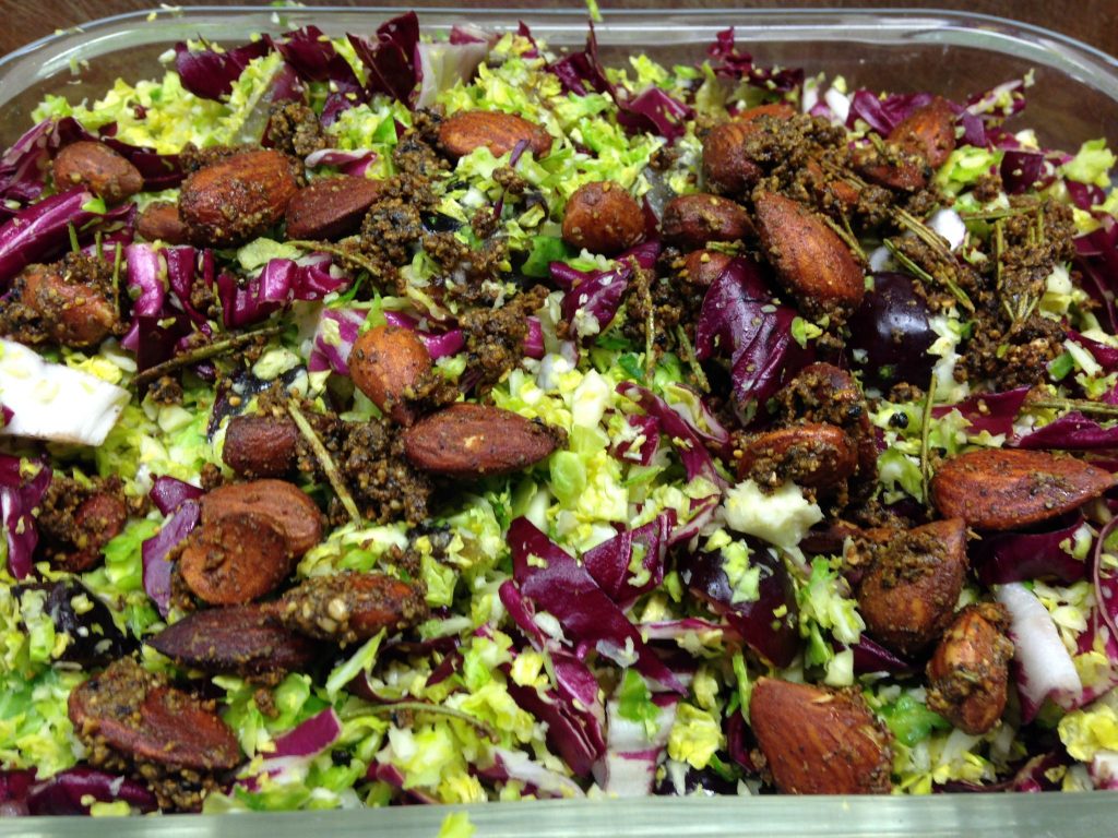 Rosenkohl Radicchio Salat mit Trauben, Mandeln und Orangen Vinaigrette