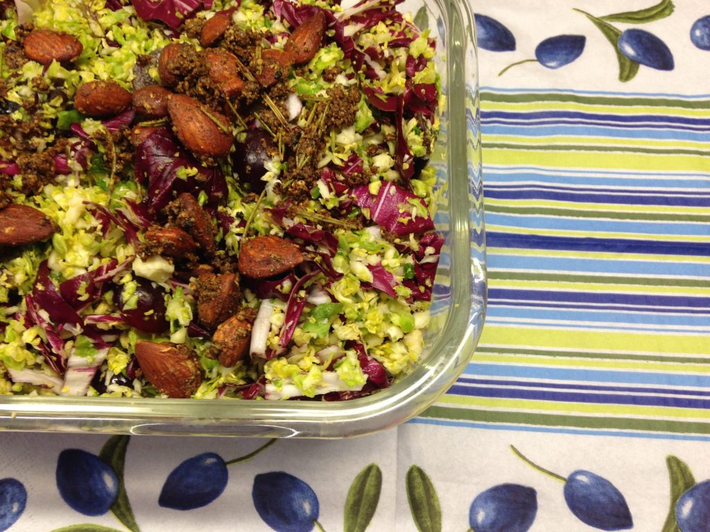 Rosenkohl Radicchio Salat mit Trauben, Mandeln und Orangen Vinaigrette