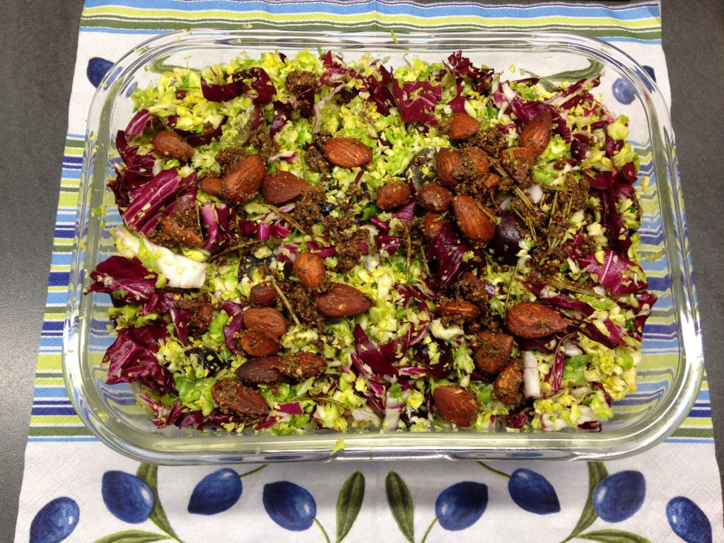 Rosenkohl Radicchio Salat mit Trauben, Mandeln und Orangen Vinaigrette