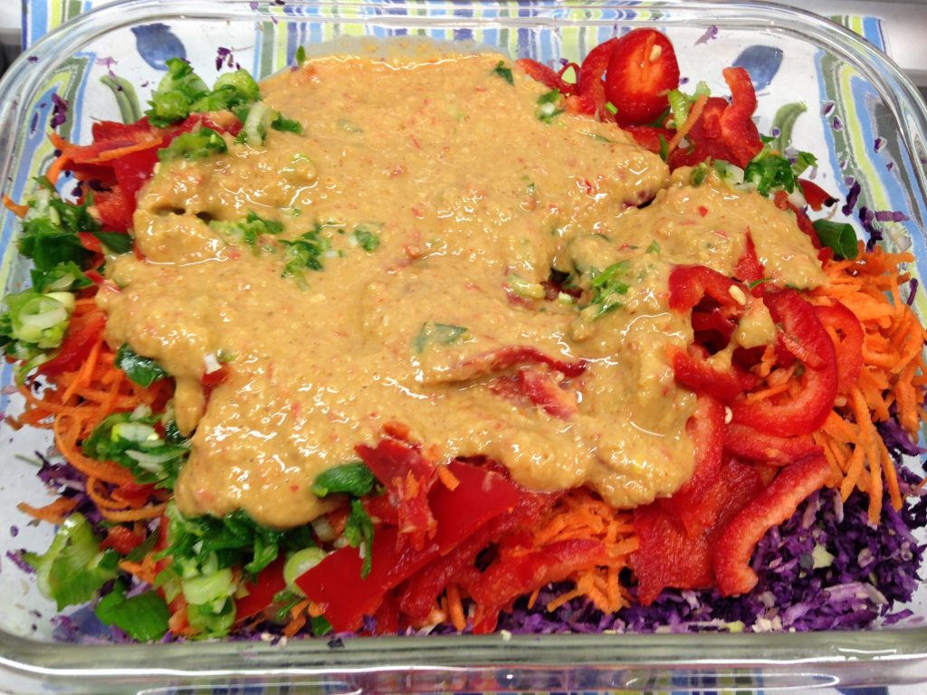 Asiatischer Krautsalat mit Erdnuss Ingwer Dressing
