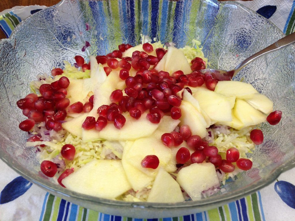 Weißkraut Salat mit Granatapfelkernen und Mandel Ingwer Hanf Dressing
