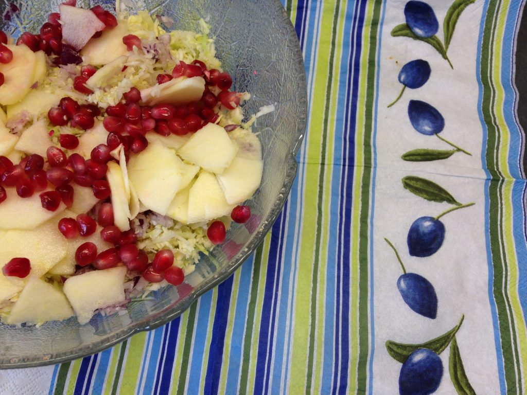 Weißkraut Salat mit Granatapfelkernen und Mandel Ingwer Hanf Dressing