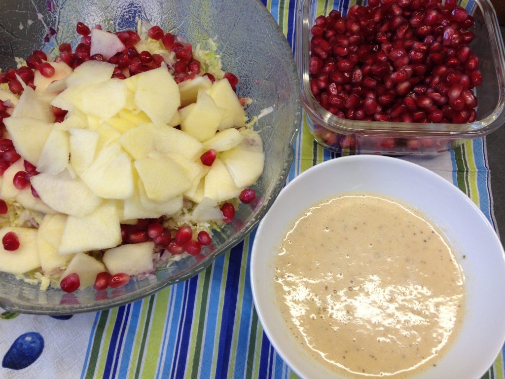 Weißkraut Salat mit Granatapfelkernen und Mandel Ingwer Hanf Dressing