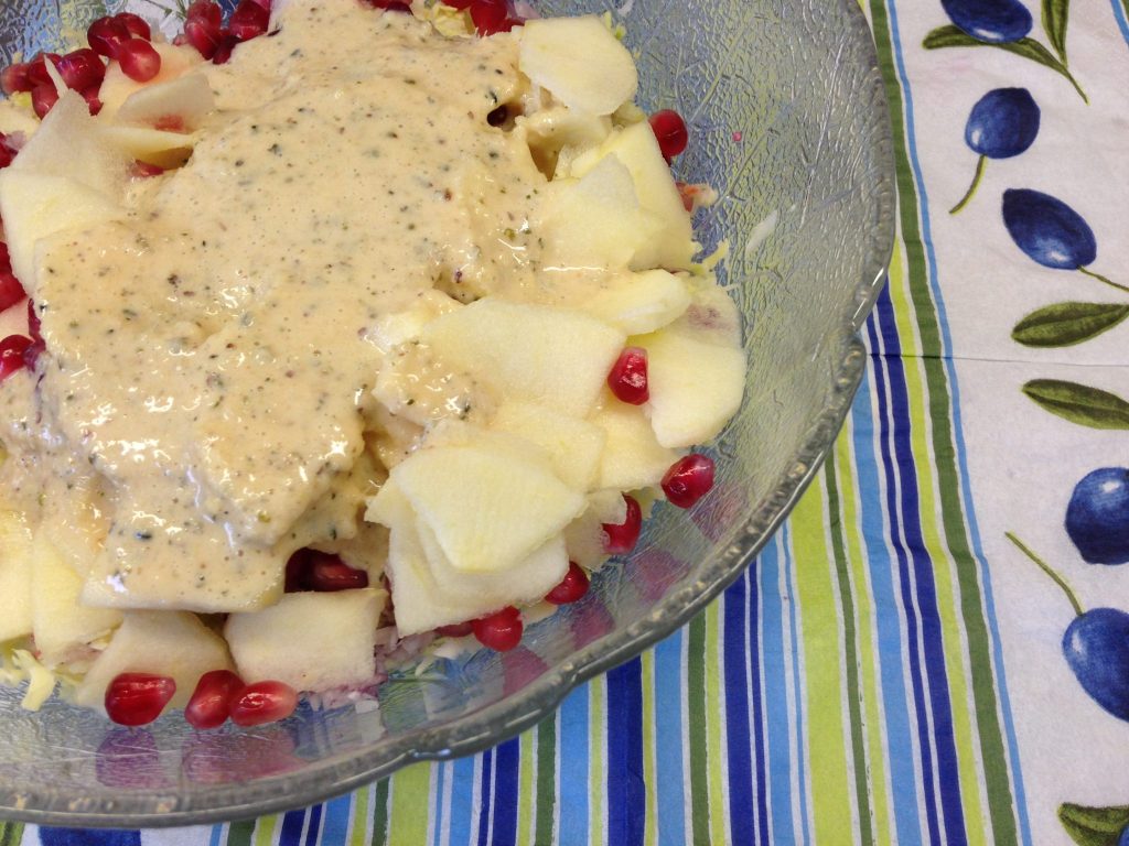 Weißkraut Salat mit Granatapfelkernen und Mandel Ingwer Hanf Dressing