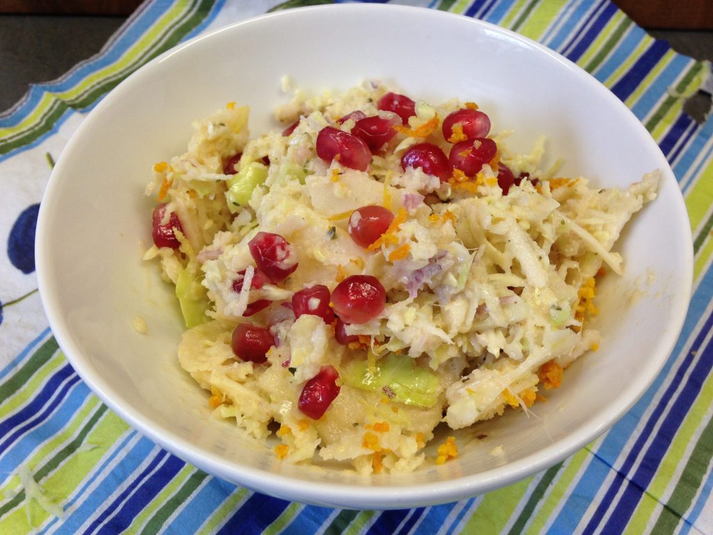 Weißkraut Salat mit Granatapfelkernen und Mandel Ingwer Hanf Dressing