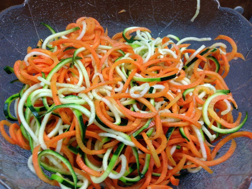 Gemüsenudeln aus Zucchini und Karotten