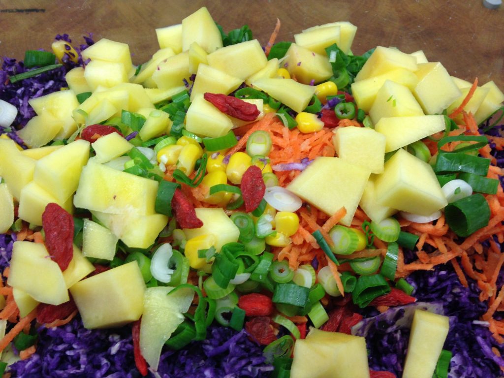 Rotkohl Salat mit Mais, Mango und Goji Beeren Tahini Dressing