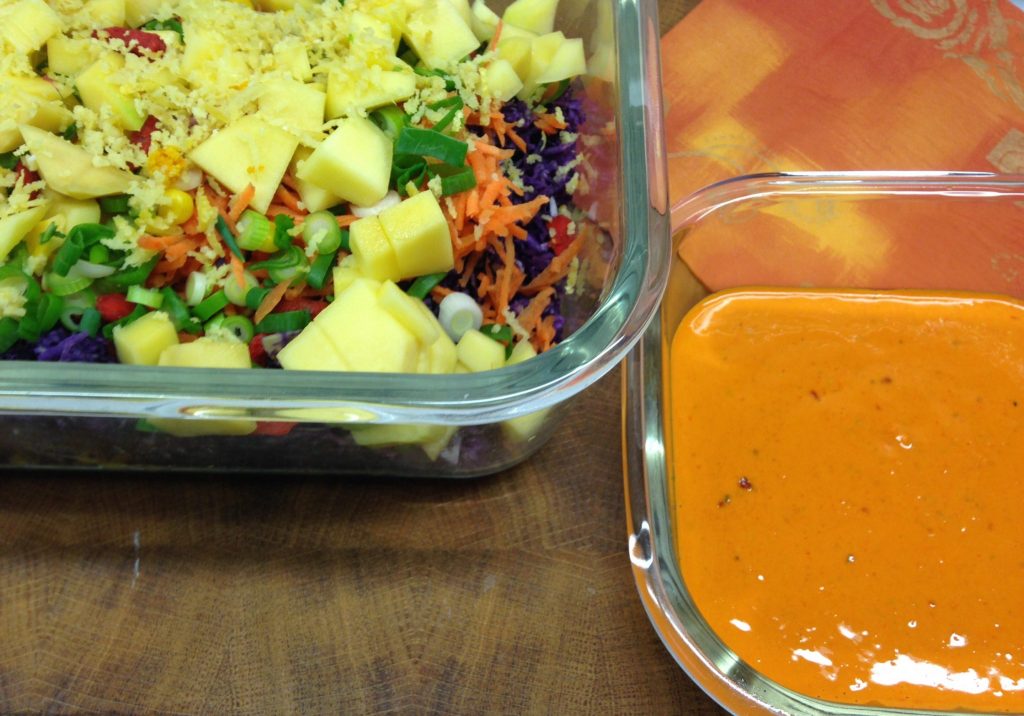 Rotkohl Salat mit Mais, Mango und Goji Beeren Tahini Dressing