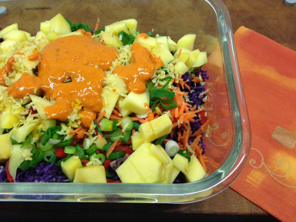 Rotkohl Salat mit Mais, Mango und Goji Beeren Tahini Dressing