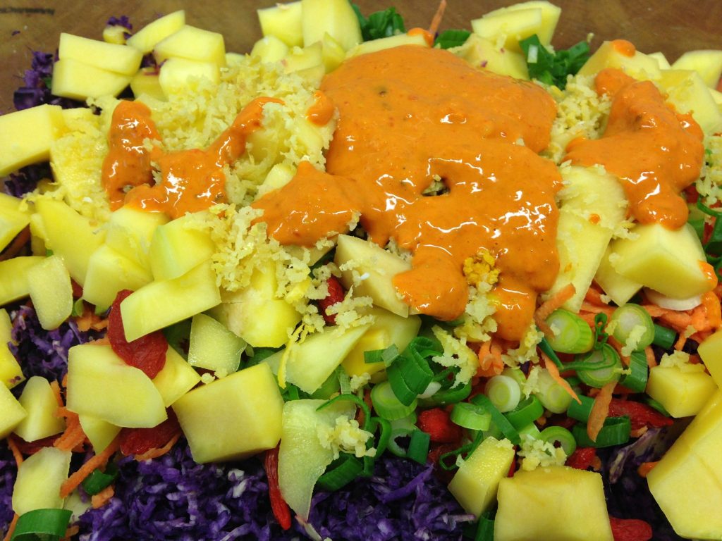 Rotkohl Salat mit Mais, Mango und Goji Beeren Tahini Dressing