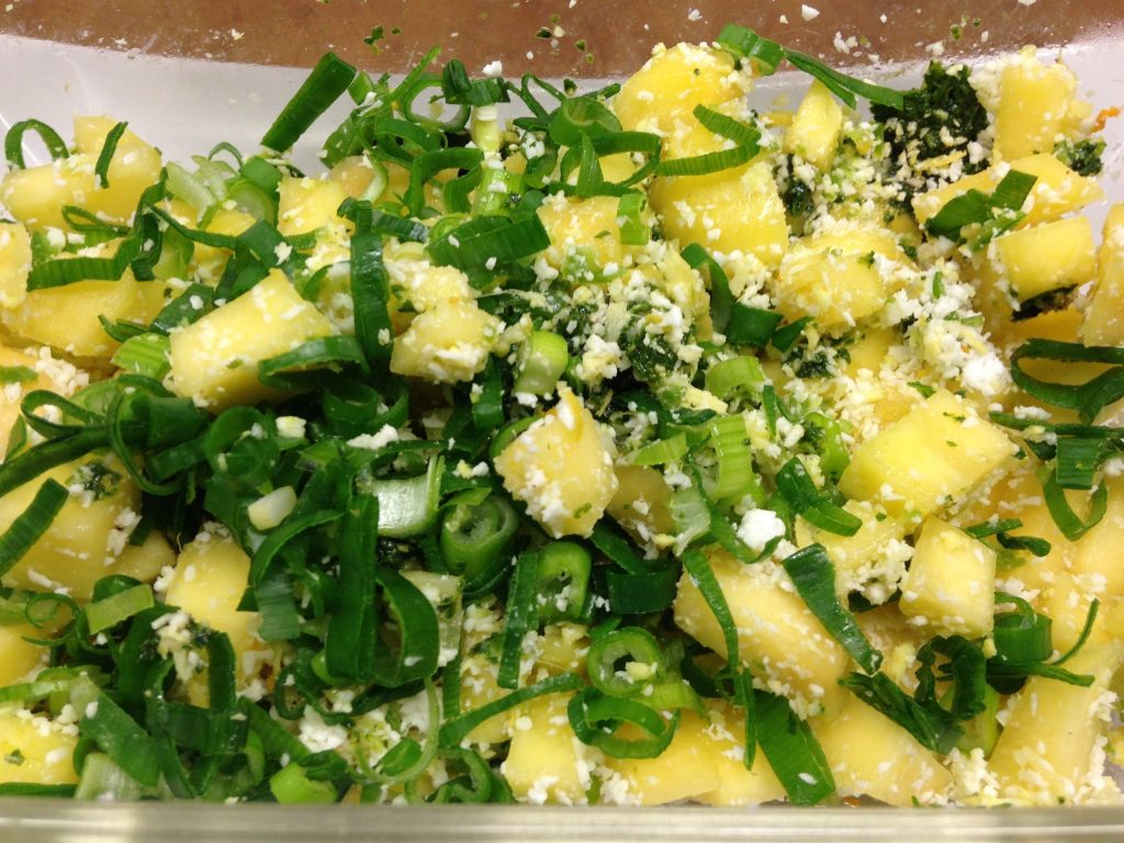 Avocado Mango Salat mit Kokosnuss und Chili 