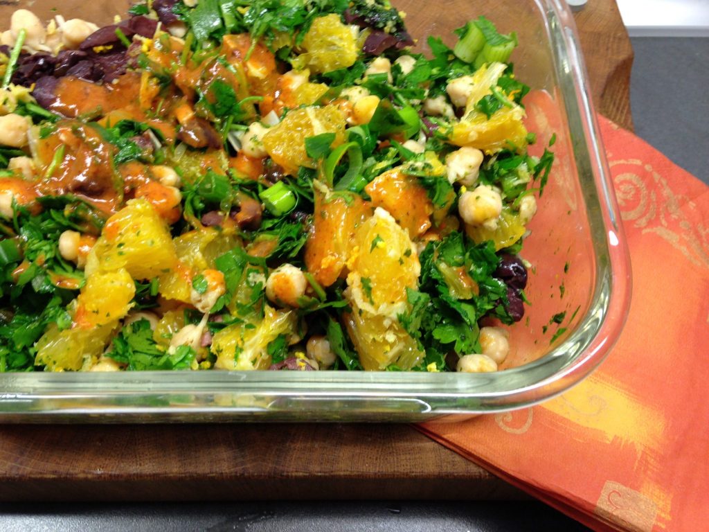 Kichererbsen Sprossen Salat mit Orangen, schwarzen Oliven und Harissa