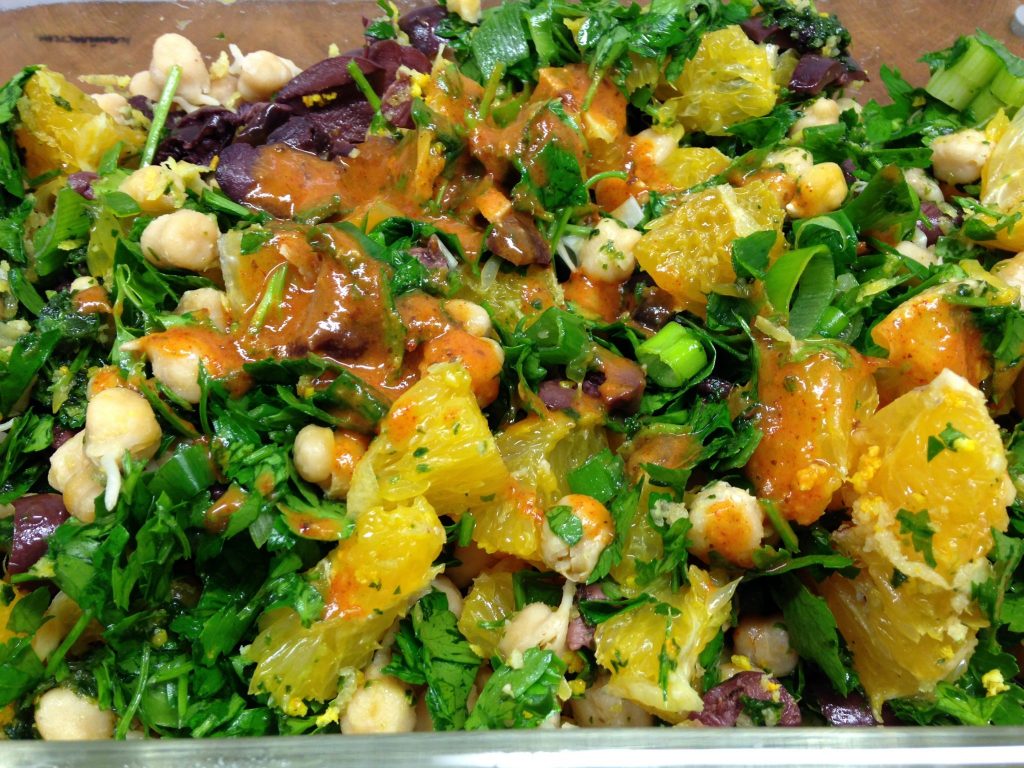 Kichererbsen Sprossen Salat mit Orangen, schwarzen Oliven und Harissa